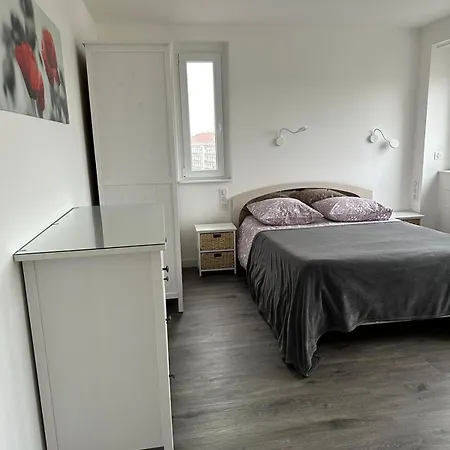 Apartment Renovated 3-room Near Tram Stop