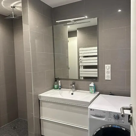 3 Pieces 75 M2 Pres Arret Tram *